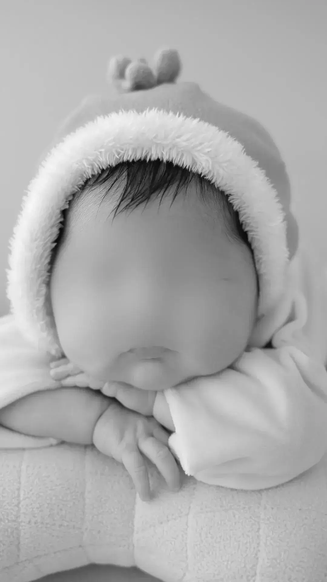 23天大女嬰疑被月嫂餵奶嗆死，“自稱高階月嫂，月薪1.8萬元”，多方回應