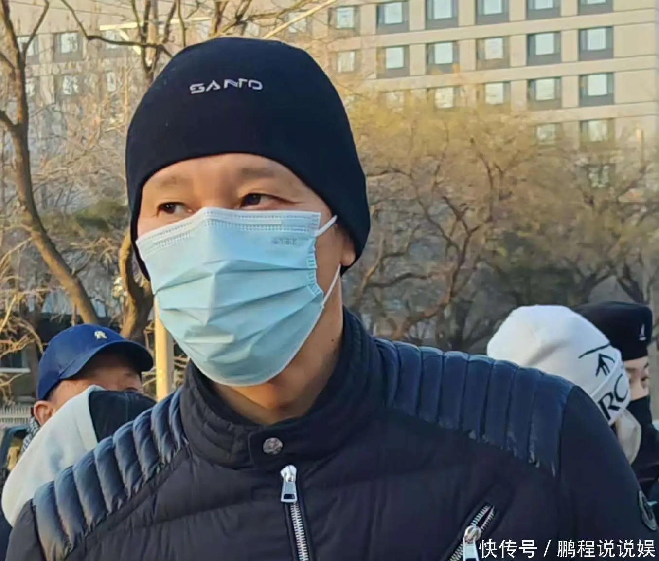 原創蔡明現身央視春晚彩排，辛柏青背雙肩包戴眼鏡，沙溢不遮掩最從容