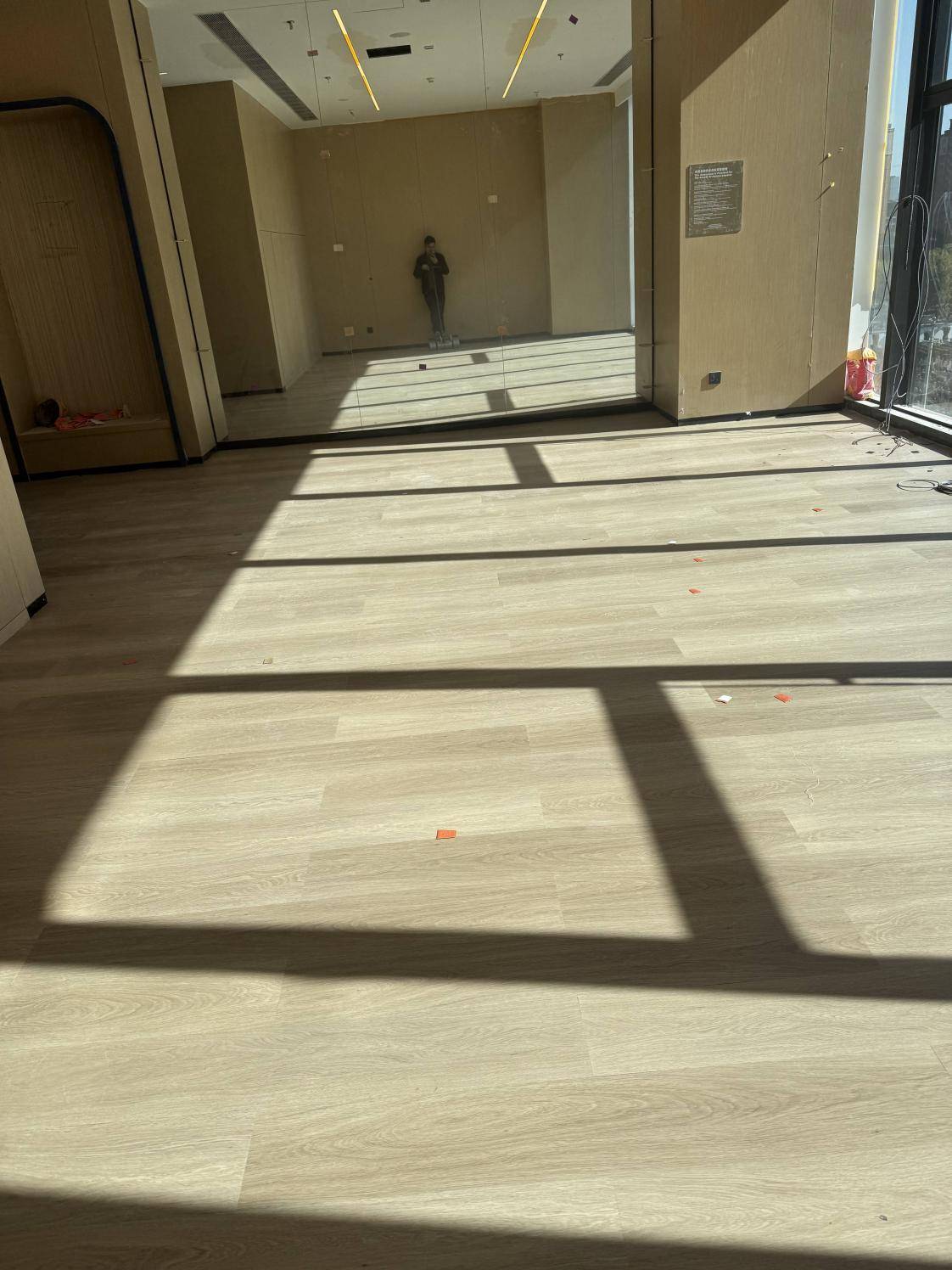 上海舜睿LVT石塑地板成功落地崑山皇冠國際會展酒店健身房