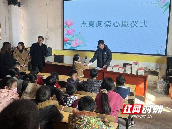 東安縣新華書店赴鹿馬橋中心小學開展“點亮閱讀微心願”公益贈書活動