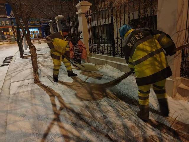 戰風雪清道忙，保潔保暢兩不誤！城市美容師凌晨在行動