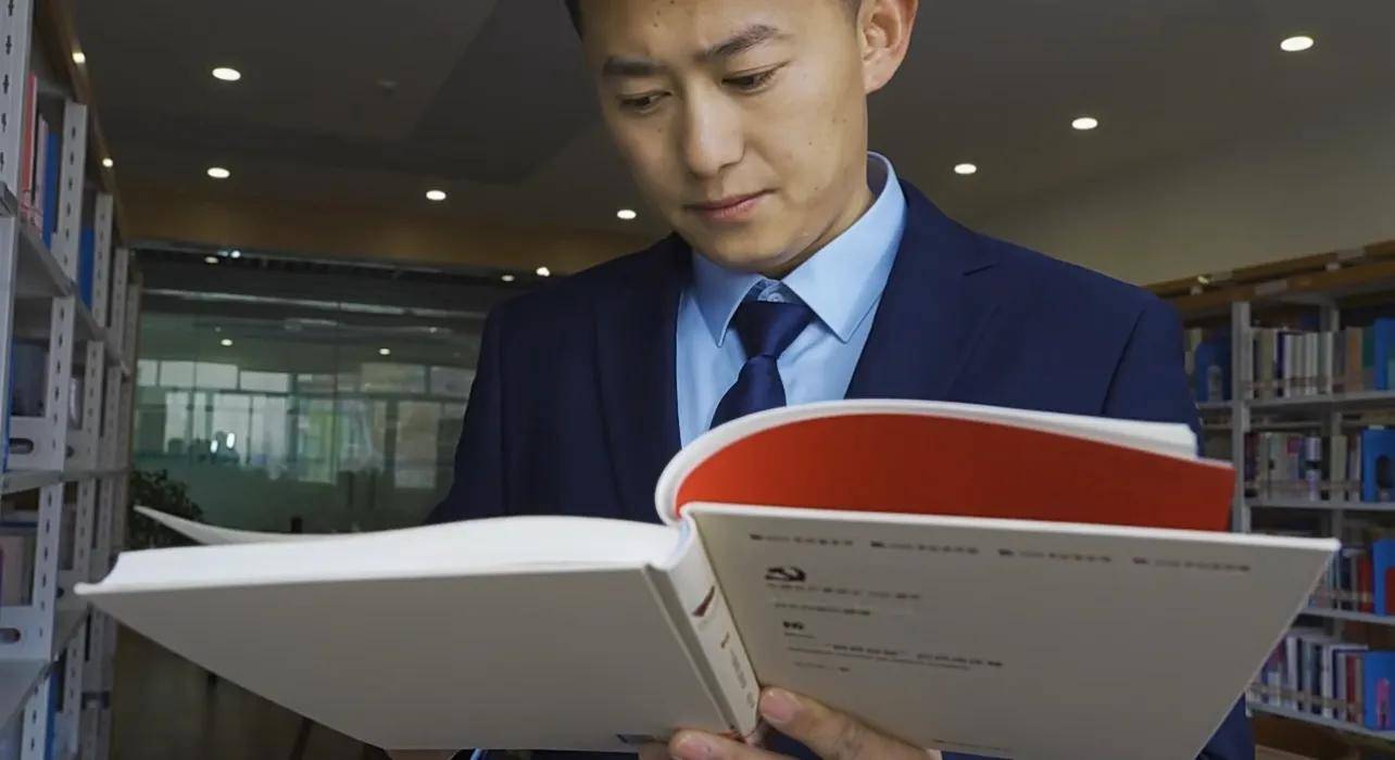 深耕文化沃土的圖書館長·西藏昌都市圖書館館長向巴它西同志