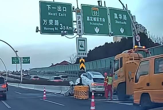 中環內圈一輛SUV騎上水泥牆撞壞裝置箱 幸無人員傷亡