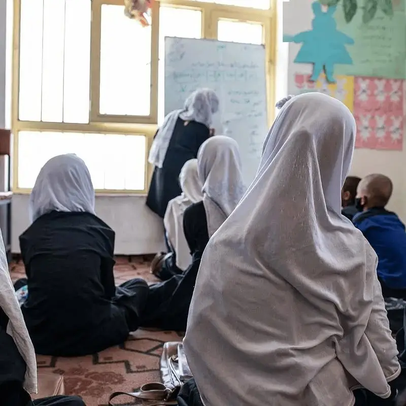 阿富汗永久禁止女性讀中學大學？220萬女孩恐變文盲，偷著學被逮會受罰？