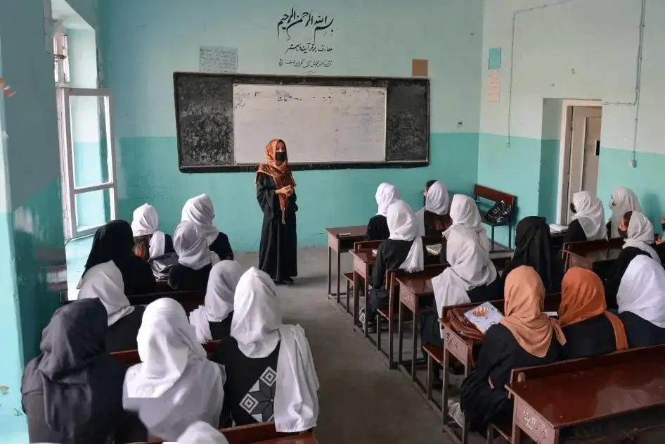 阿富汗永久禁止女性讀中學大學？220萬女孩恐變文盲，偷著學被逮會受罰？