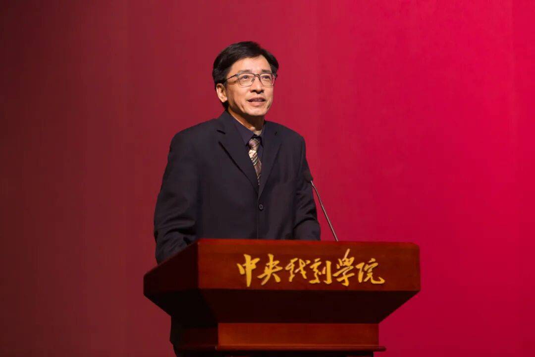 中央戲劇學院表演系主任王鑫，主動投案