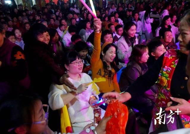 時代的年味｜“00後”大學生回鄉接棒辦“村晚”