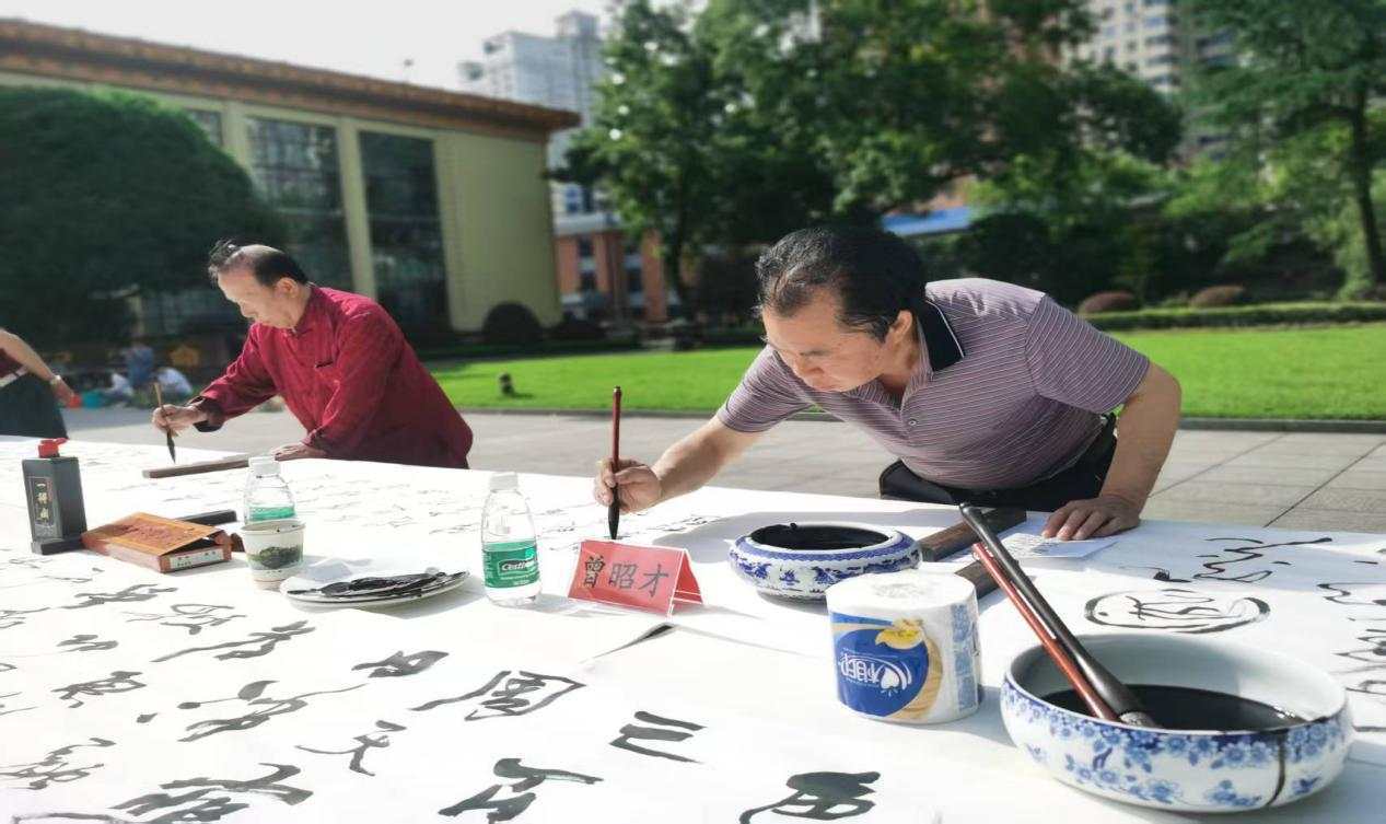 紮根人民 書法“五進”——曾昭才先生的藝術堅守與人民情懷