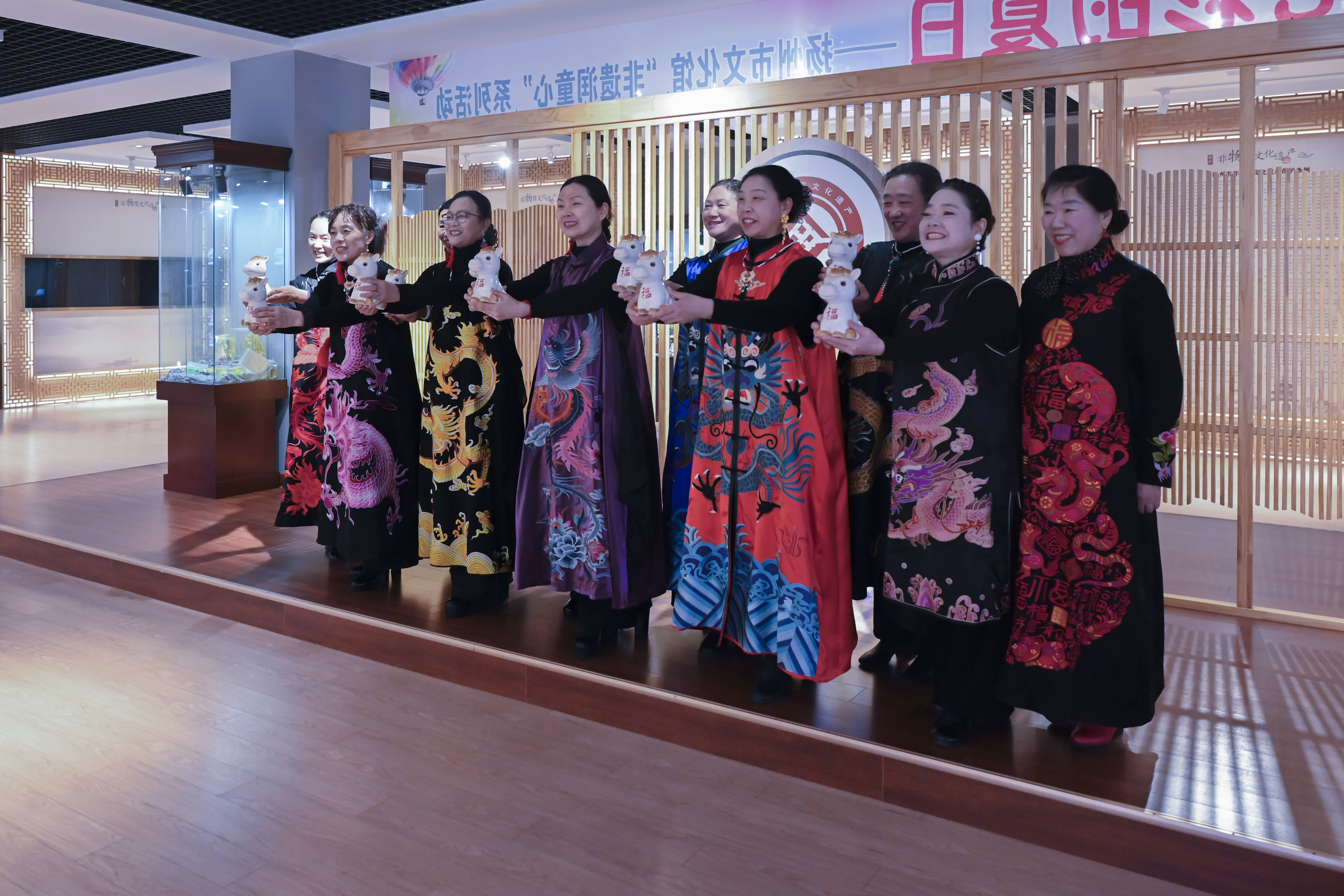 原創[文化揚州]歡天喜地迎馬年！當刺繡華服邂逅非遺與書畫