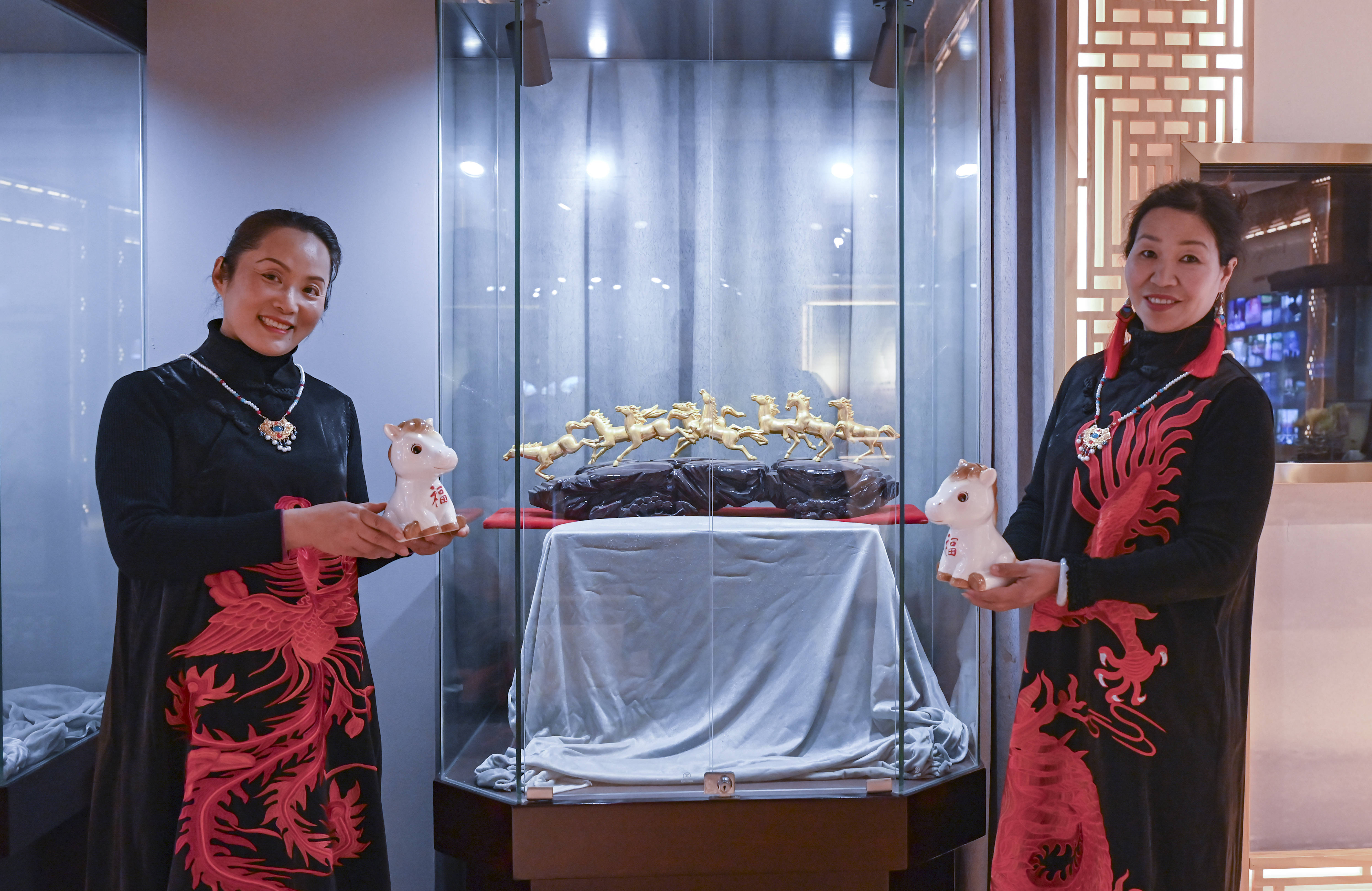 原創[文化揚州]歡天喜地迎馬年！當刺繡華服邂逅非遺與書畫