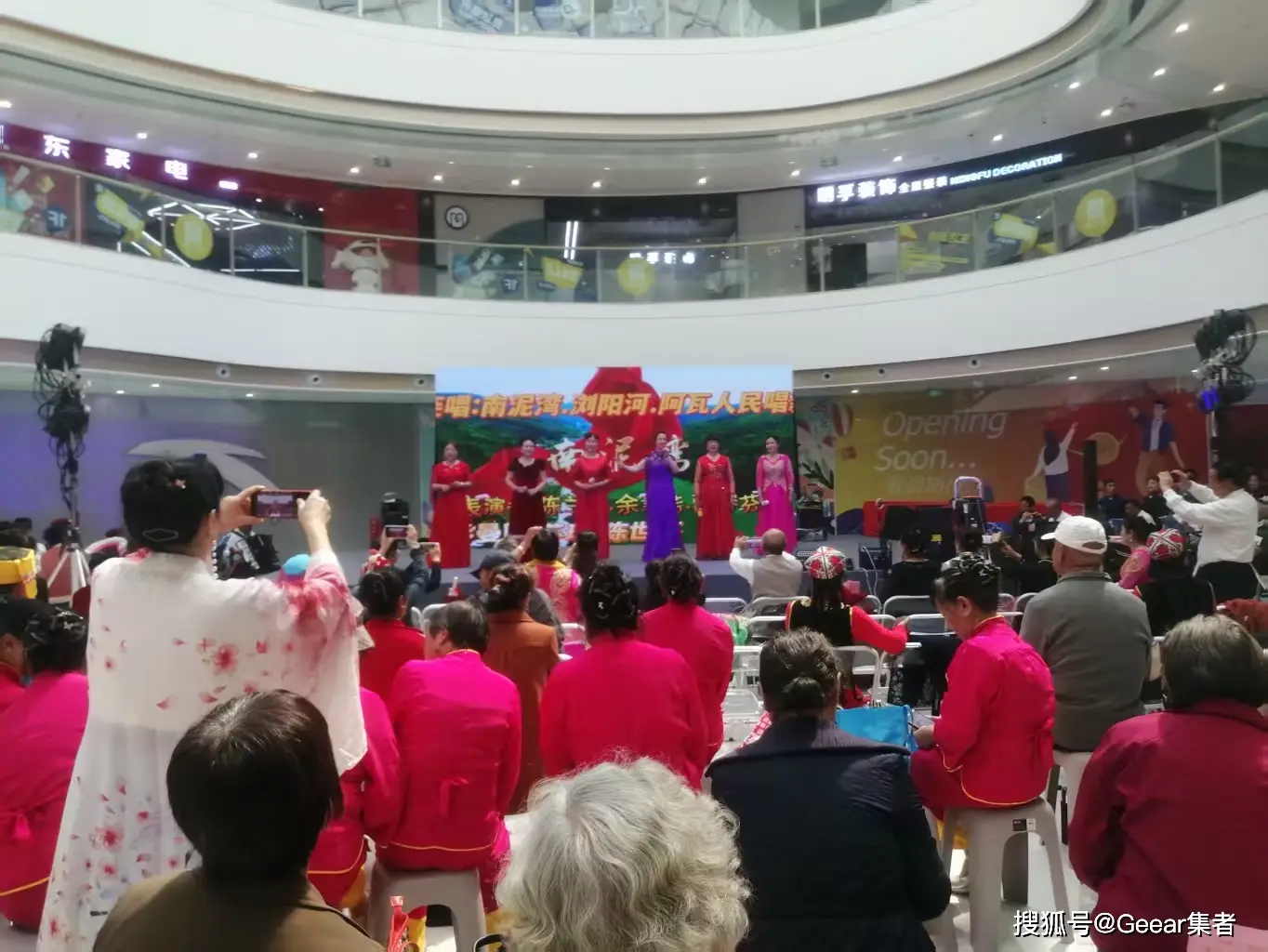 喜迎三八節 藝綻夕陽紅 ——安寧市老年大學受邀參加慶“三八”文藝演出活動