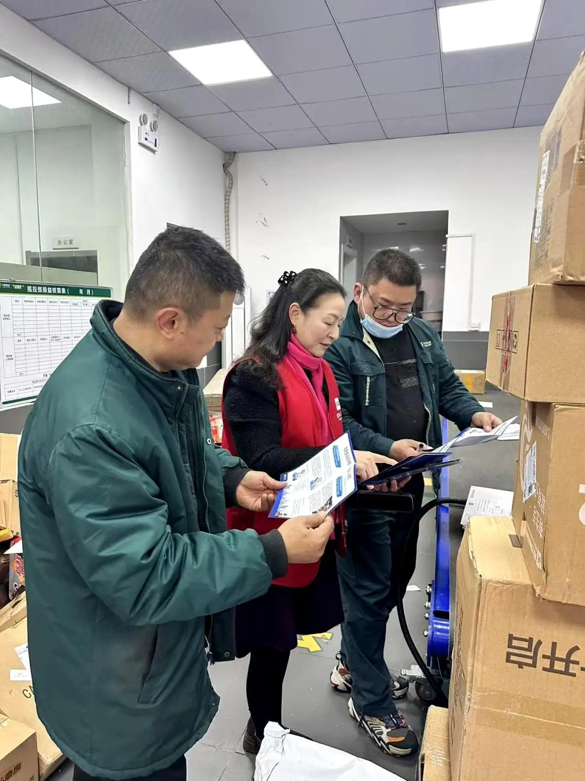 清朗金融網路，守護安心消費，國華人壽湖北分公司金融消保宣傳走進EMS快遞網點