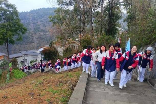 登三峽龍脊、抒青雲之志 巫山第二中學開展行走的思政課活動