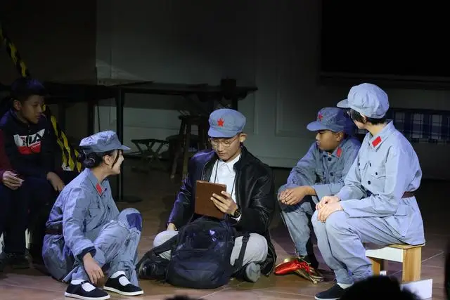 北京四中原創戲劇“閃耀”小學舞臺