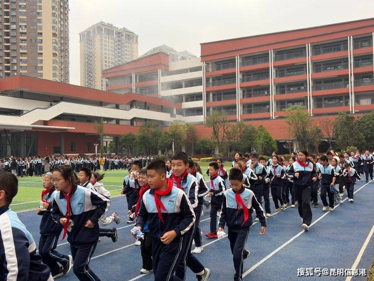 實戰演練築防線 安全意識入人心——官渡區金馬小學開展消防安全應急疏散演練