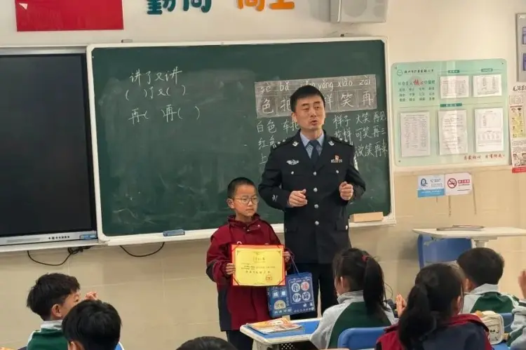 小學生用電話手錶報警，民警還未下車就被“包圍”了……