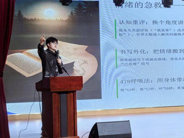 鄭州大學實驗小學邀優秀學子返校“傳經送寶”
