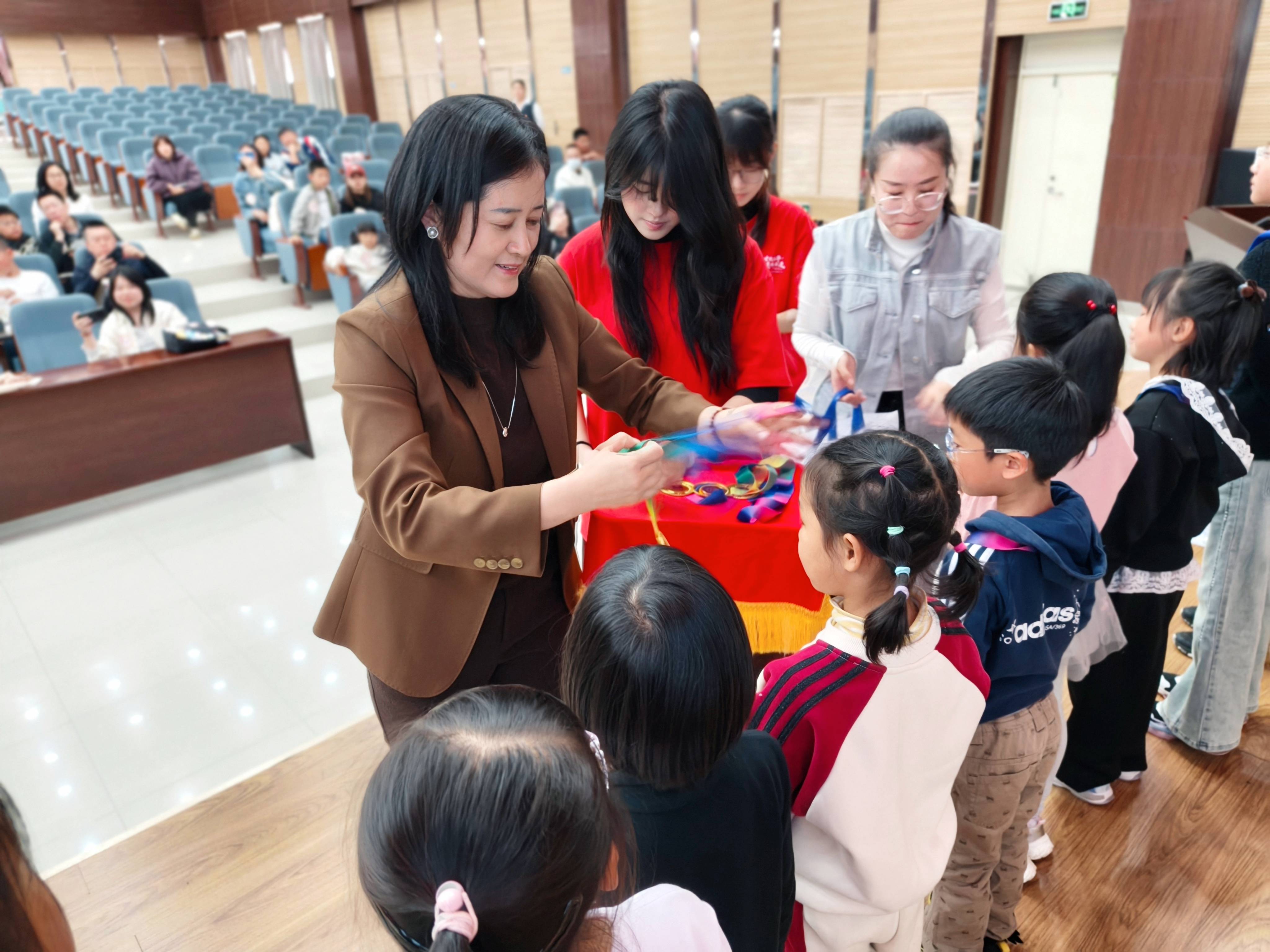 奧林小學41組家庭走進圖書館，這場“行走的課堂”太有料了