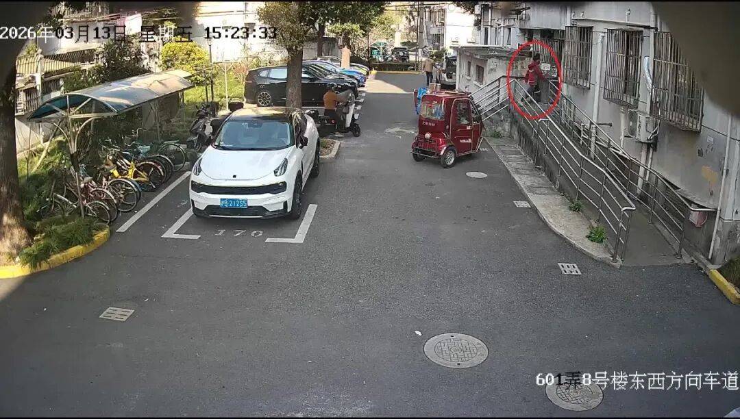 快遞員將7999元的手機放門口，買家沒收到！20多天後，手機自己“報警”了