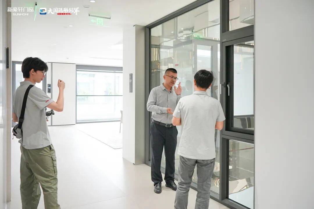 協同共贏 | 新豪軒門窗與鴻揚集團簽署戰略合作協議，推動品質人居進化升級