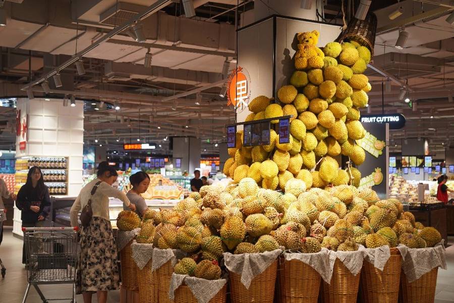 “五一”將至，消費氛圍感拉滿！榴蓮小龍蝦霸屏餐桌，露營美食一站式配齊