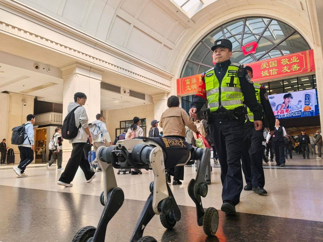 “人力+科技” 漢口站派出所全力護航“五一”平安路