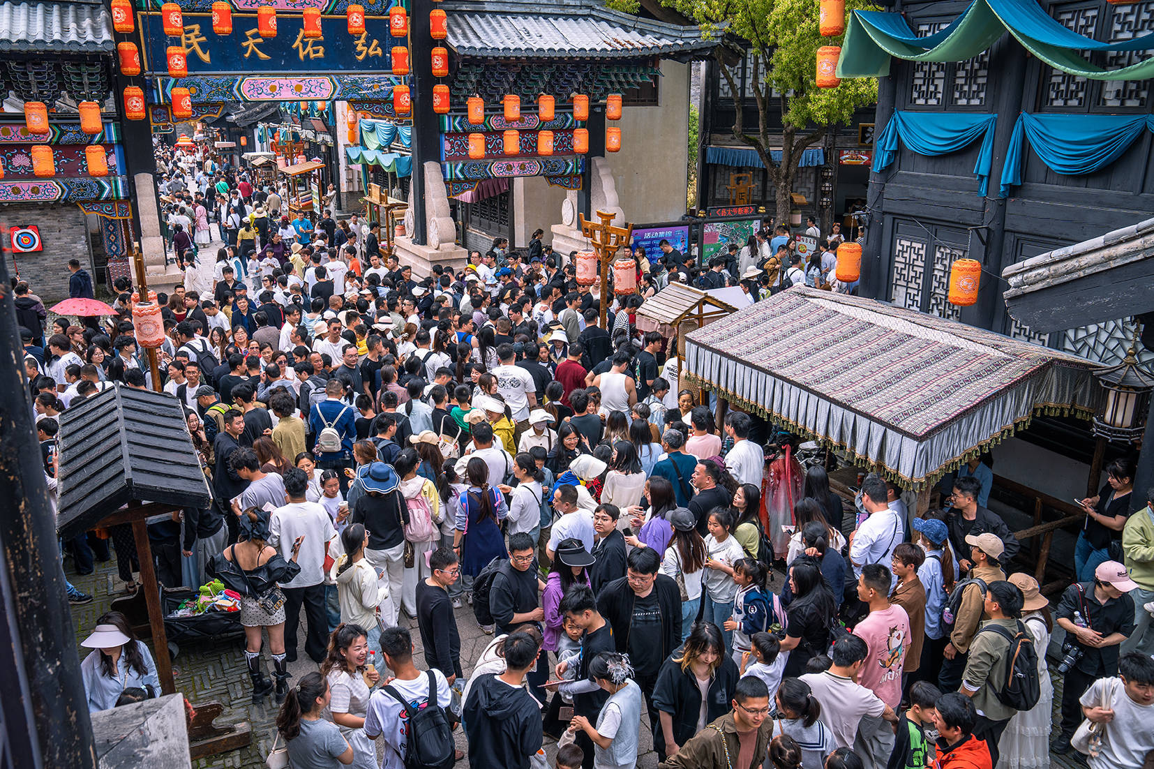 五一象山影視城徹底封神！人潮擠爆景區，終於知道為啥一直這麼火