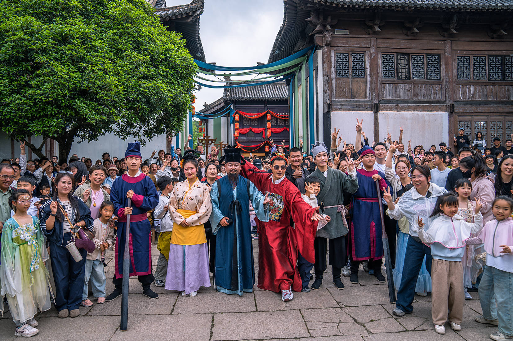五一象山影視城徹底封神！人潮擠爆景區，終於知道為啥一直這麼火