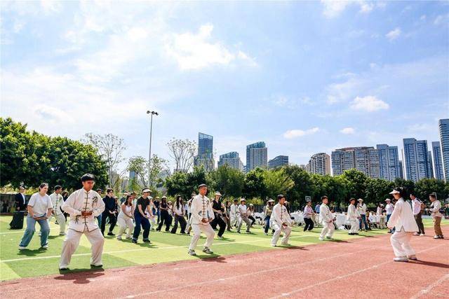 中法師生共植友誼田，成都這所小學把中外人文交流變成一堂課