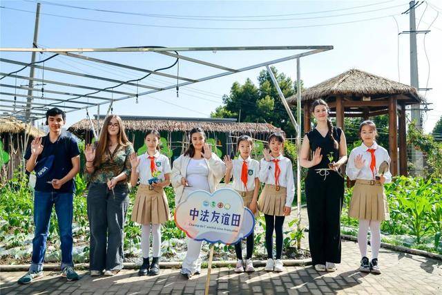 中法師生共植友誼田，成都這所小學把中外人文交流變成一堂課