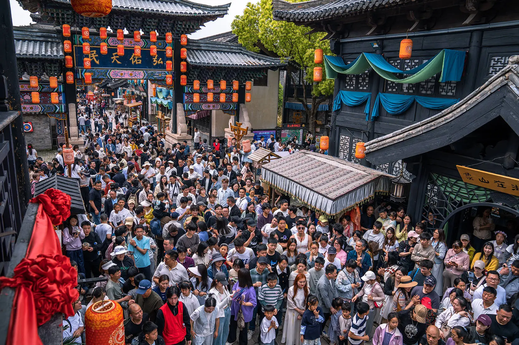 五一象山影視城徹底封神！人潮擠爆景區，終於知道為啥一直這麼火