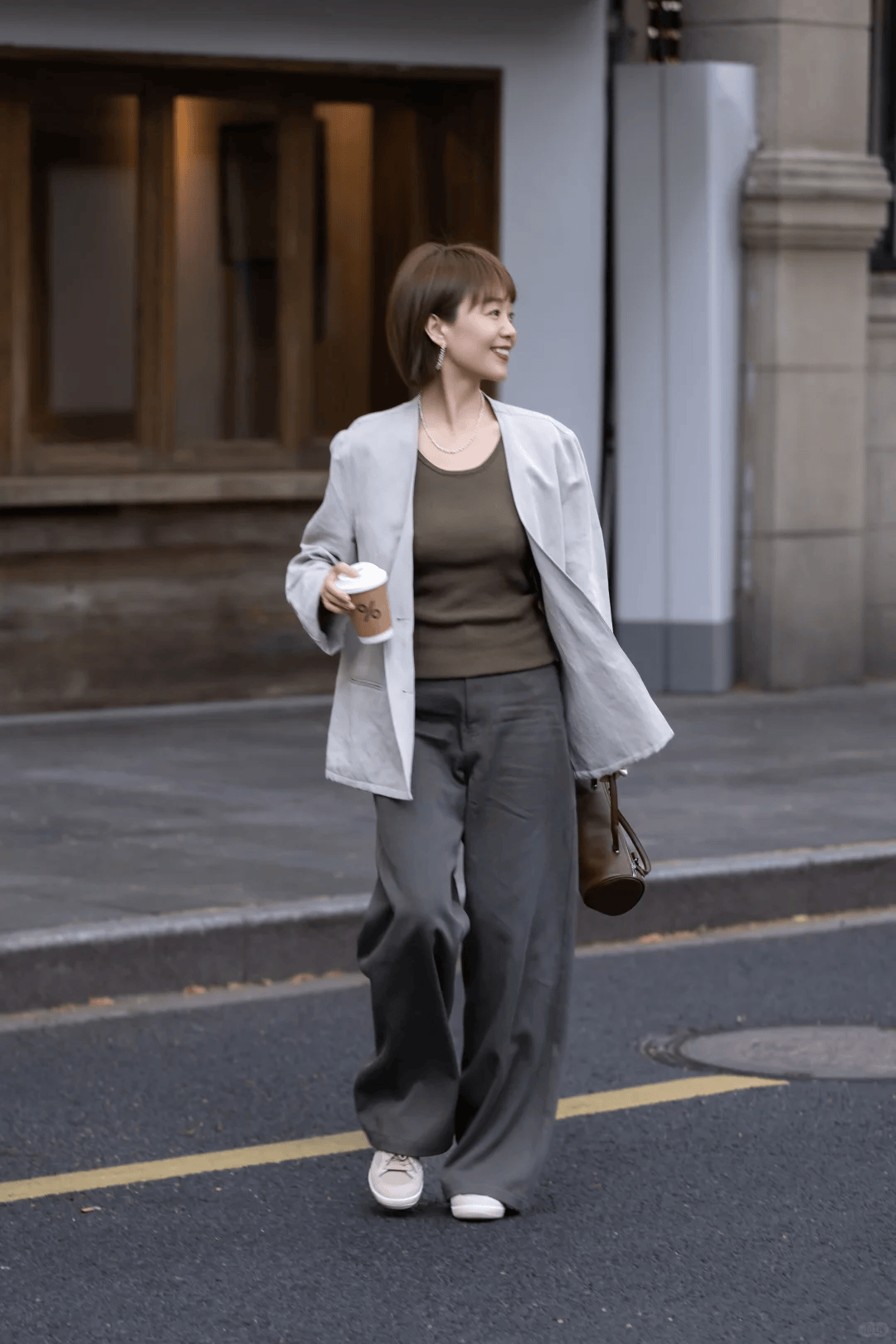 原創告別老氣穿搭！50+女性初夏極簡風，輕鬆穿出鬆弛高階感