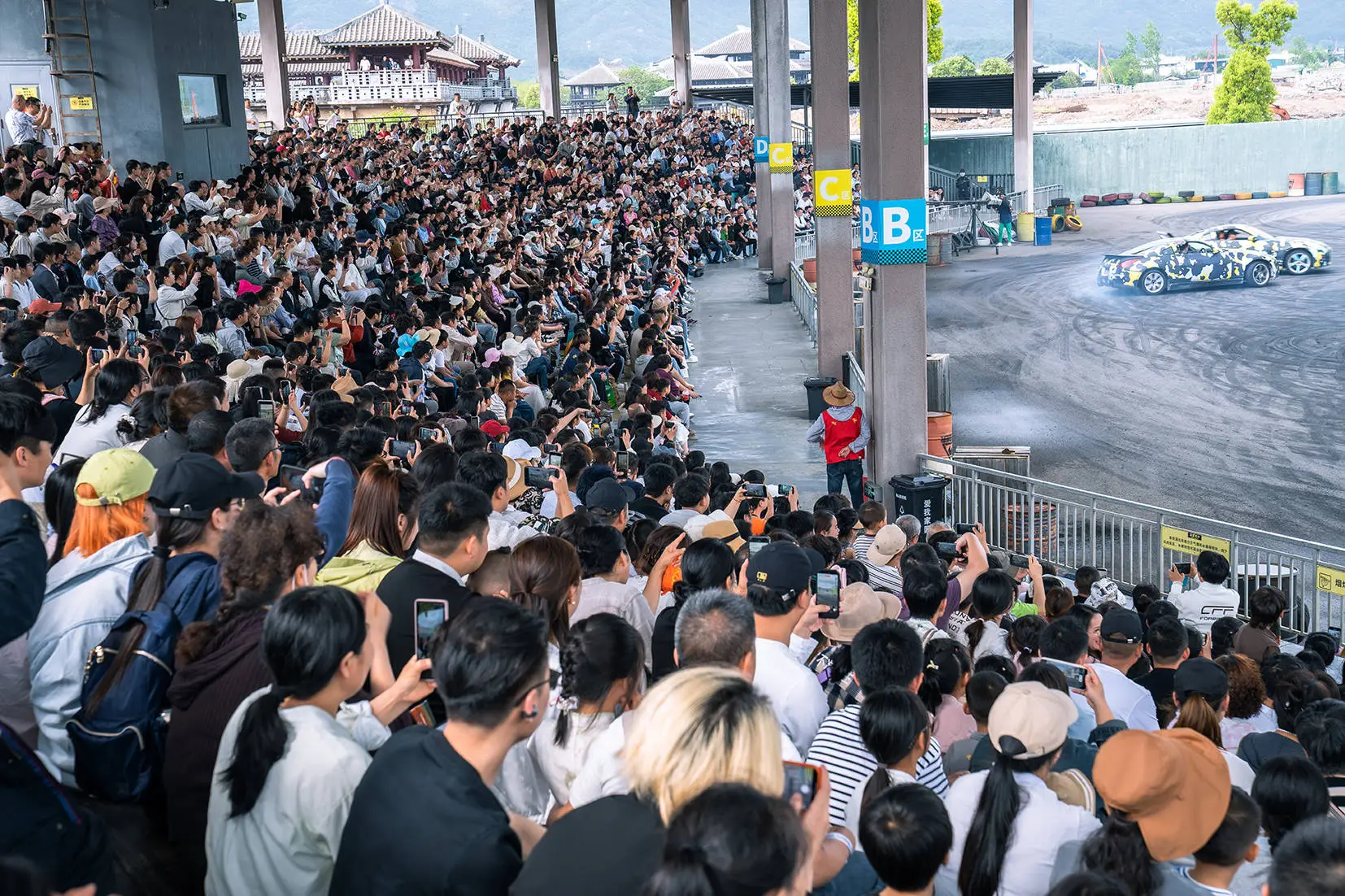 五一象山影視城徹底封神！人潮擠爆景區，終於知道為啥一直這麼火