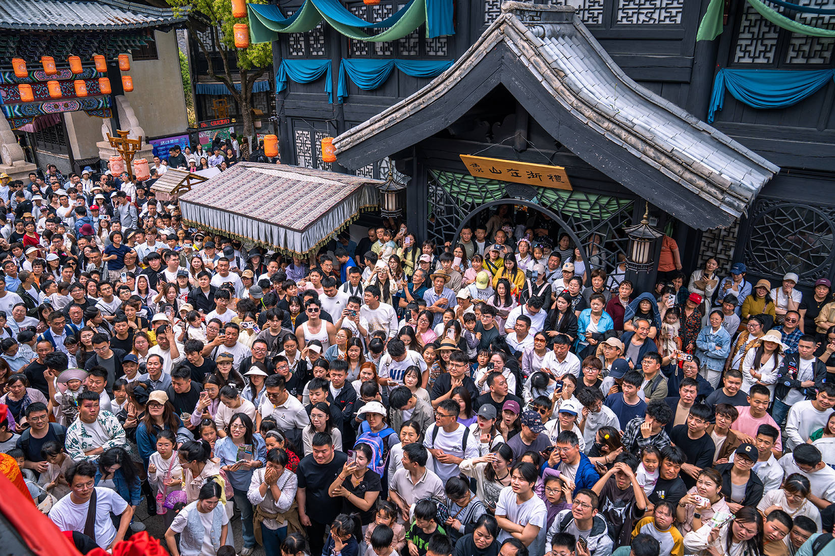 五一象山影視城徹底封神！人潮擠爆景區，終於知道為啥一直這麼火