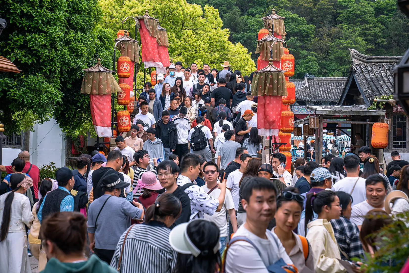 五一象山影視城徹底封神！人潮擠爆景區，終於知道為啥一直這麼火