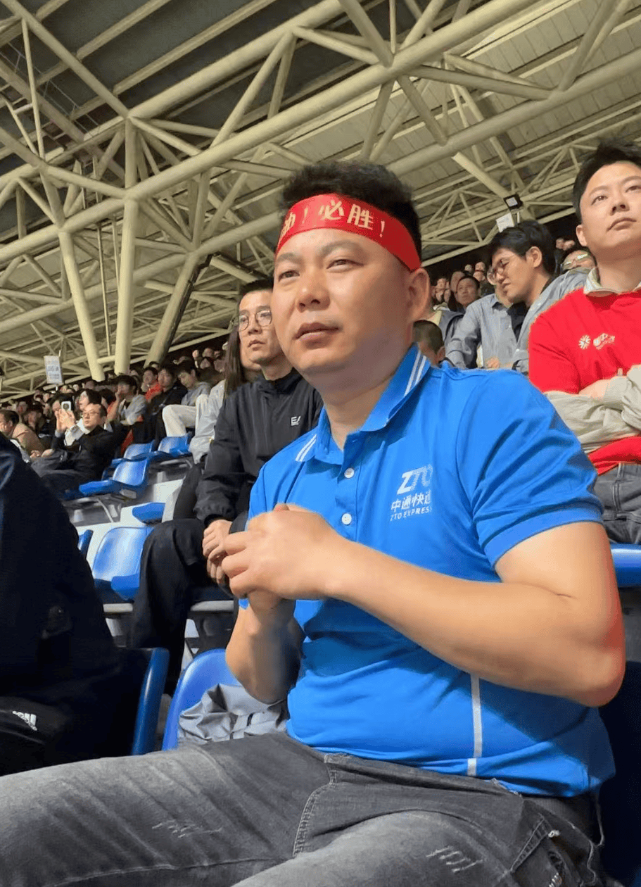 見義勇為的快遞小哥受邀看蘇超：能來現場終於圓夢了