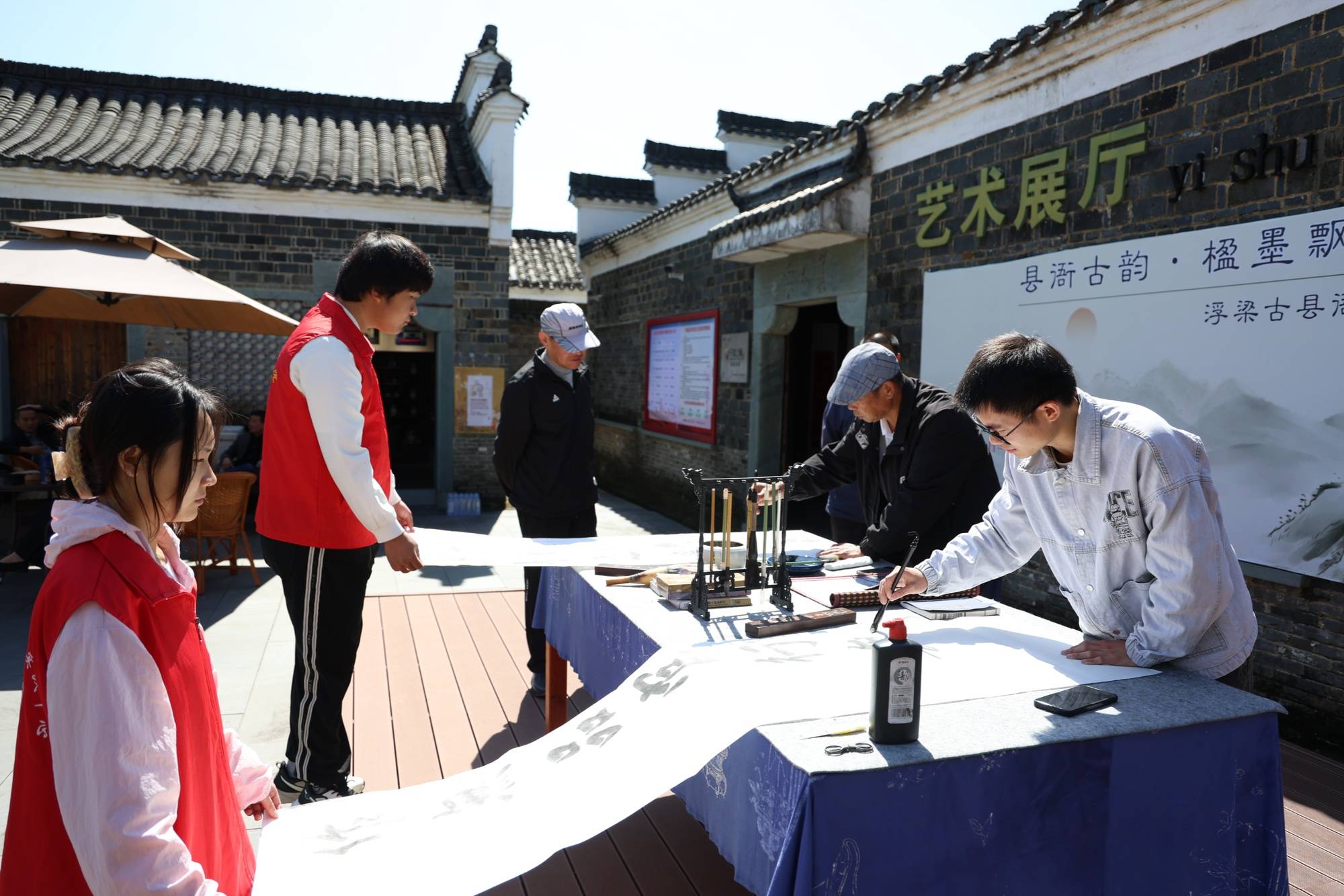 古縣衙裡墨香濃 書法快閃引客來