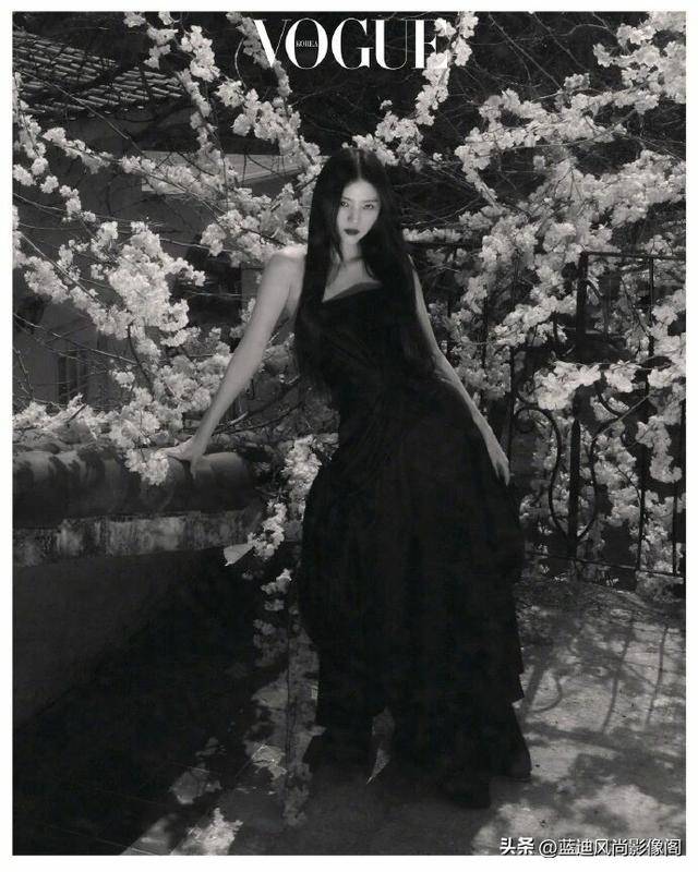 原創韓素希登《VOGUE Korea》電子刊：繁花映紅唇，冷豔自生香