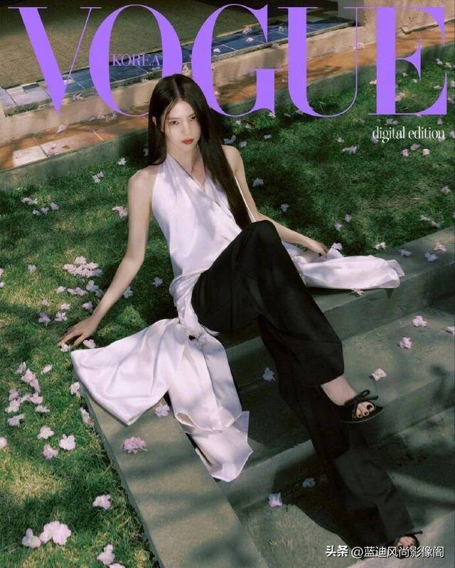 原創韓素希登《VOGUE Korea》電子刊：繁花映紅唇，冷豔自生香