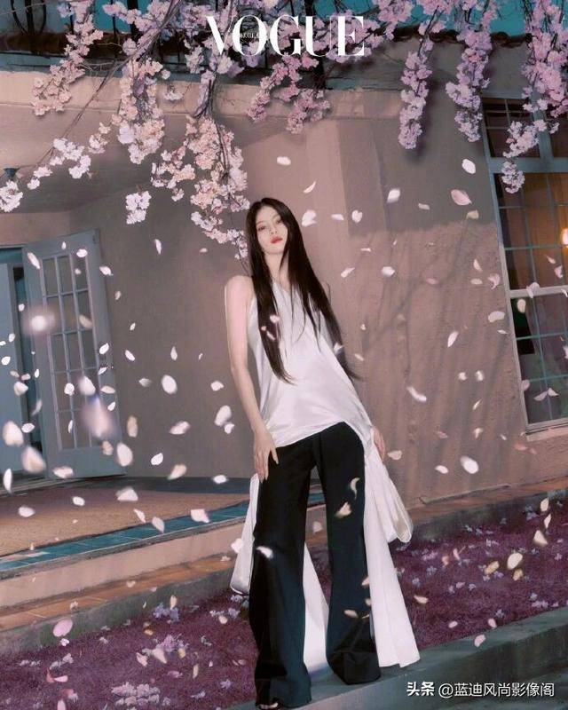 原創韓素希登《VOGUE Korea》電子刊：繁花映紅唇，冷豔自生香