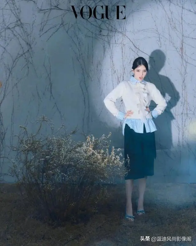原創韓素希登《VOGUE Korea》電子刊：繁花映紅唇，冷豔自生香