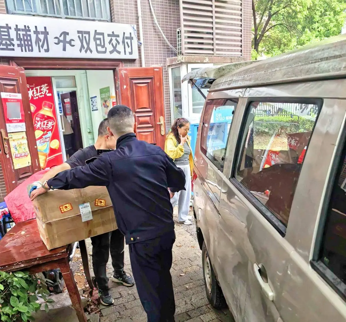 快遞小哥遺失3件快遞渾然不知，礄口韓家墩街道城管撿回歸還
