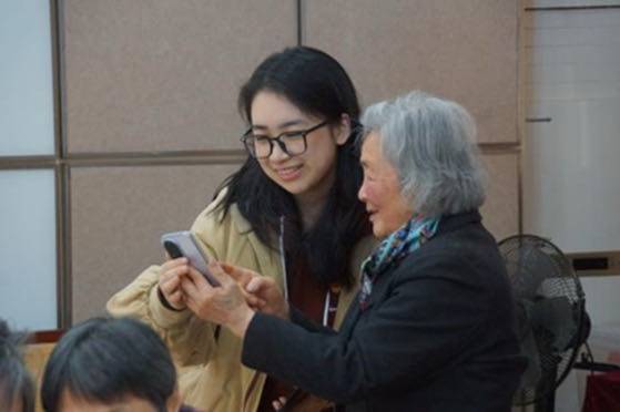 年輕師生化身銀髮長輩的“數字柺杖”與“AI學伴”，東華師生走進老年大學