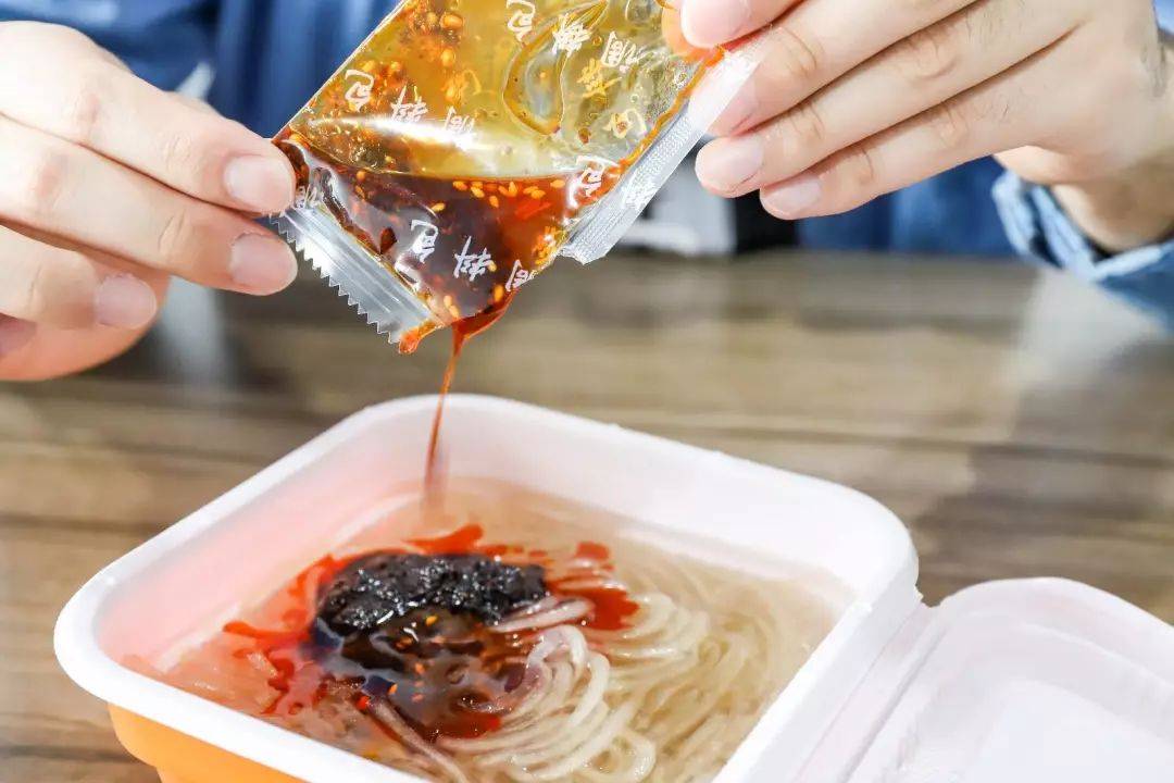 原創鄉鎮超市貨架爭奪戰，地方小吃“爆錘”泡麵品牌