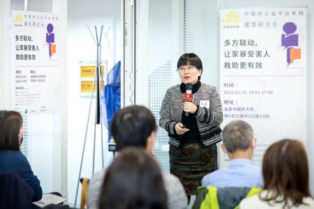 在風暴裡為女性辯護的律師，決定養一個“不好惹”的女兒