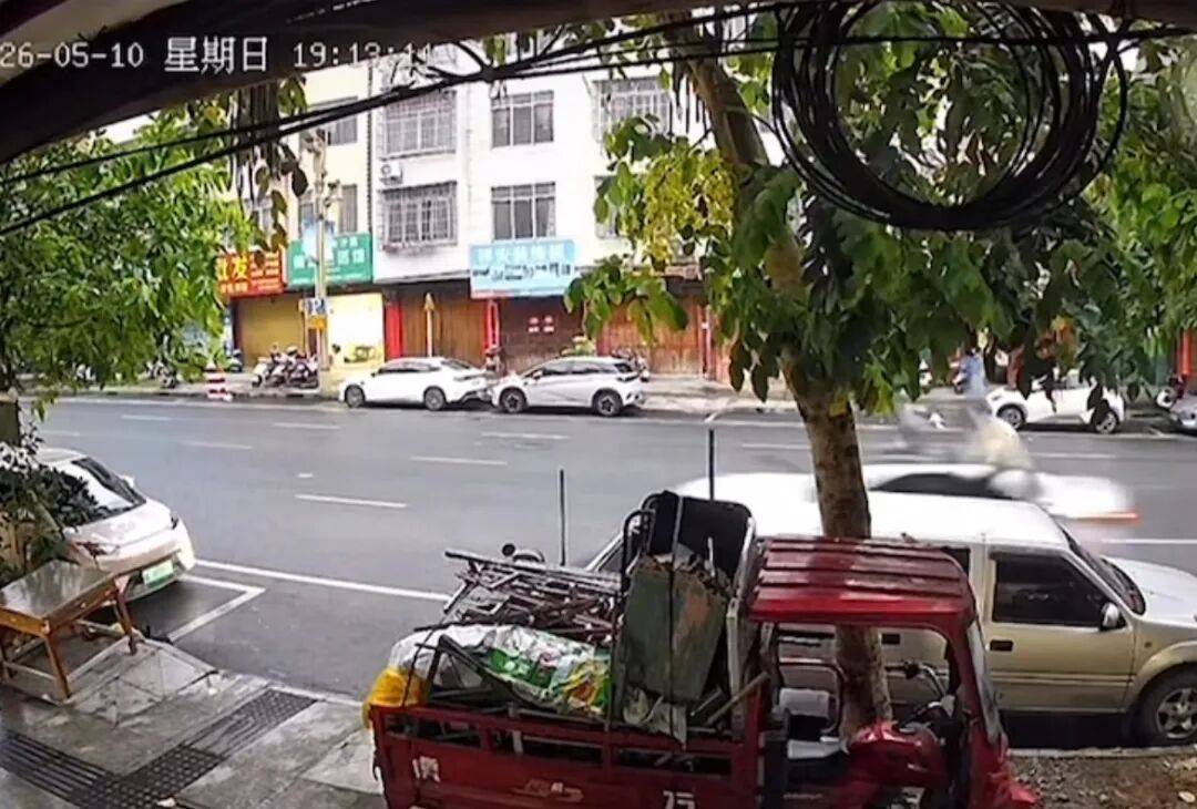 廣西一男子被汽車撞飛，汽車疑逆行超速，當地：被撞者被送醫接受治療，交警到場處理