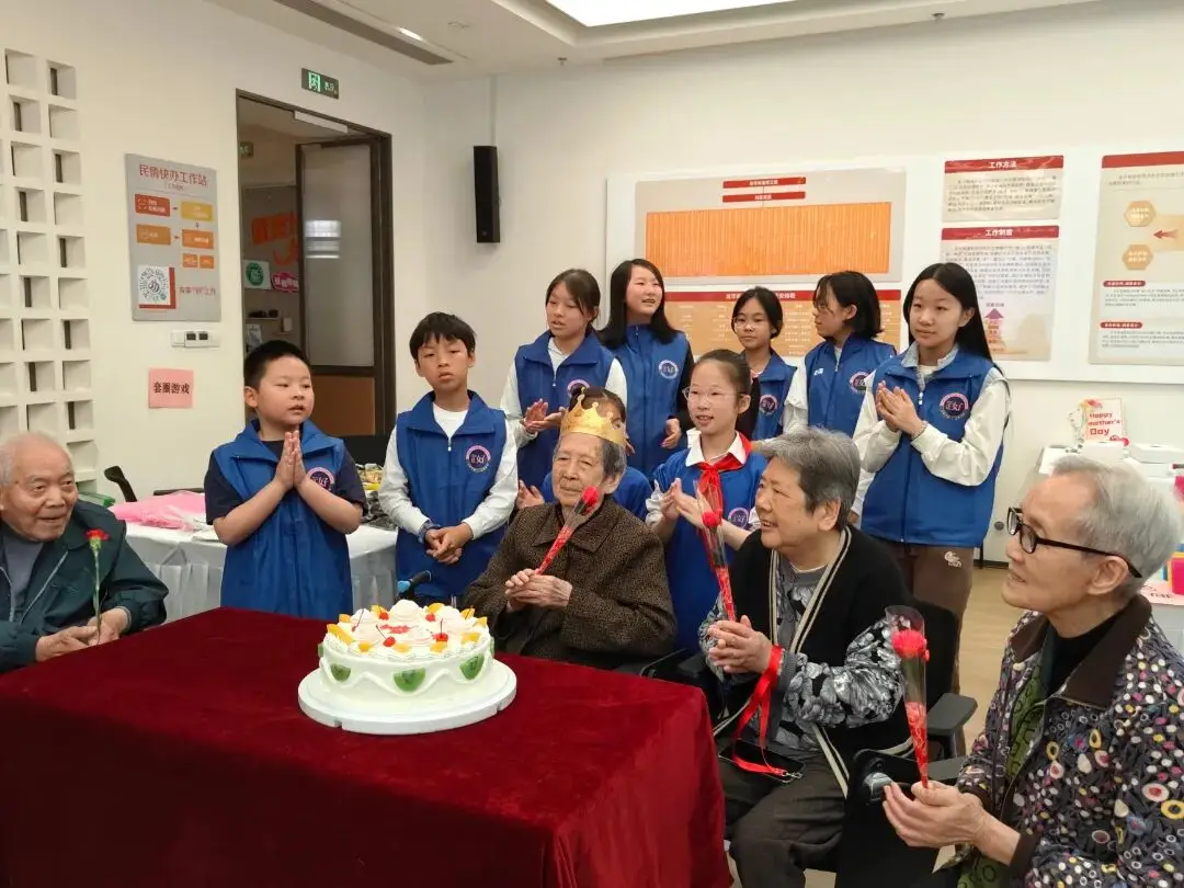 歌舞、书法、生日会，长者欢聚其乐融融