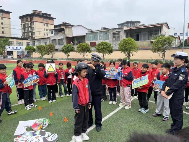 交警走進小學 開展“安全交通進學校”主題活動