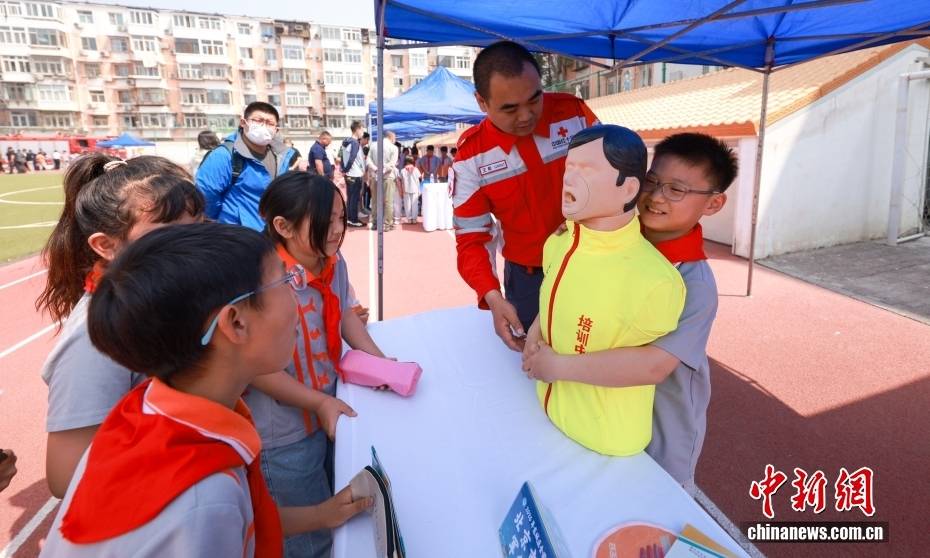 全國防災減災日 北京小學生學習應急避險技能