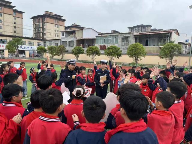 交警走進小學 開展“安全交通進學校”主題活動